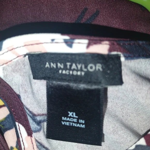 Woman's sleeveless‎ Floral Ann Taylor Blouse size XL - Picture 3 of 3